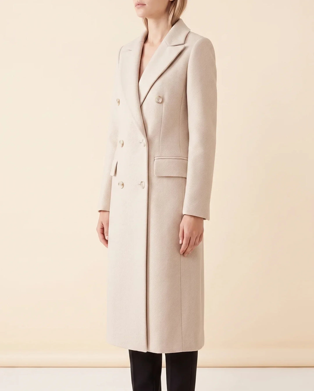 Damen Oberbekleidung: Eleganter langer Mantel, tailliert, Zweireiher. Perfekt für kalte Tage.