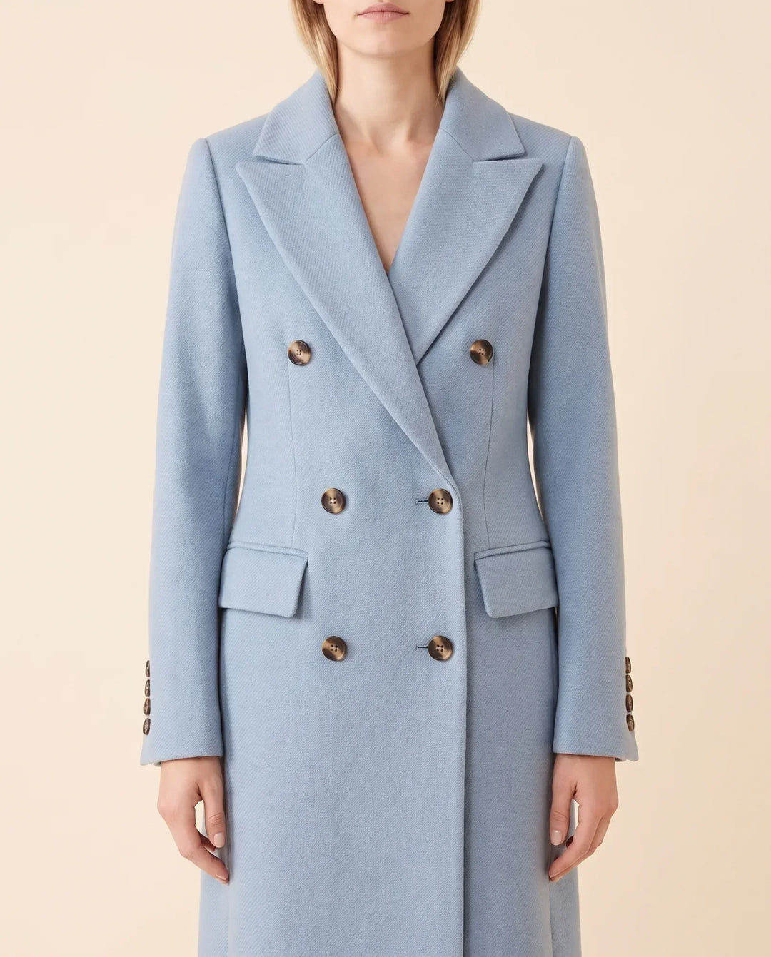 Moderner Damen Wintermantel, lang. Taillierter Schnitt & Zweireiher für zeitlosen Look.