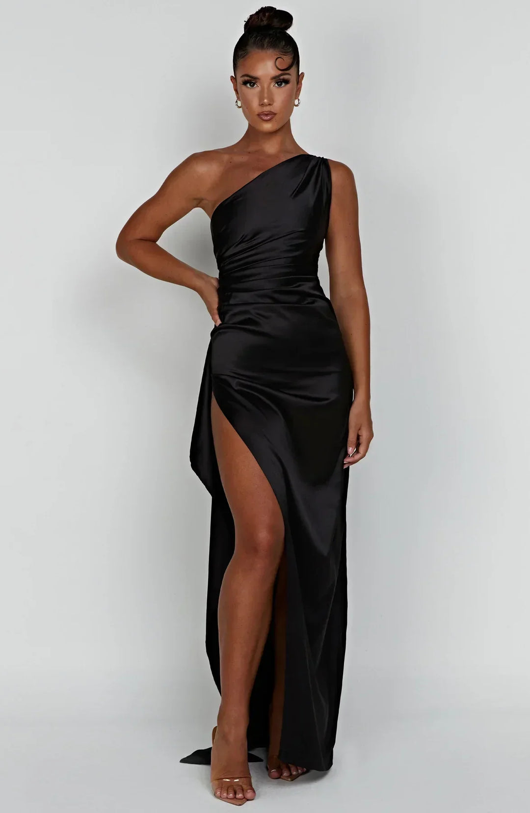 Festliches Maxikleid in Schwarz, One-Shoulder Schnitt, fließend und elegant für Damen.