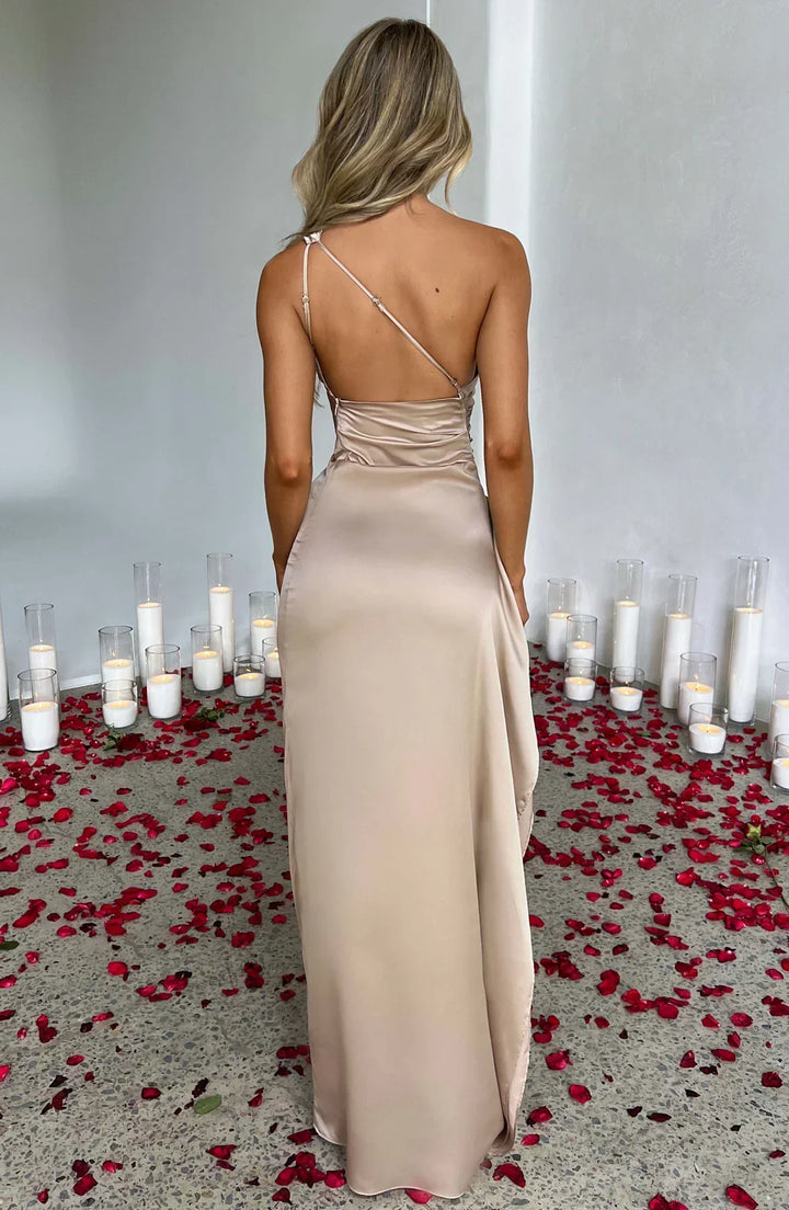 Detailansicht: Rotes One-Shoulder Maxikleid, elegantes Abendkleid mit seitlichem Schlitz.