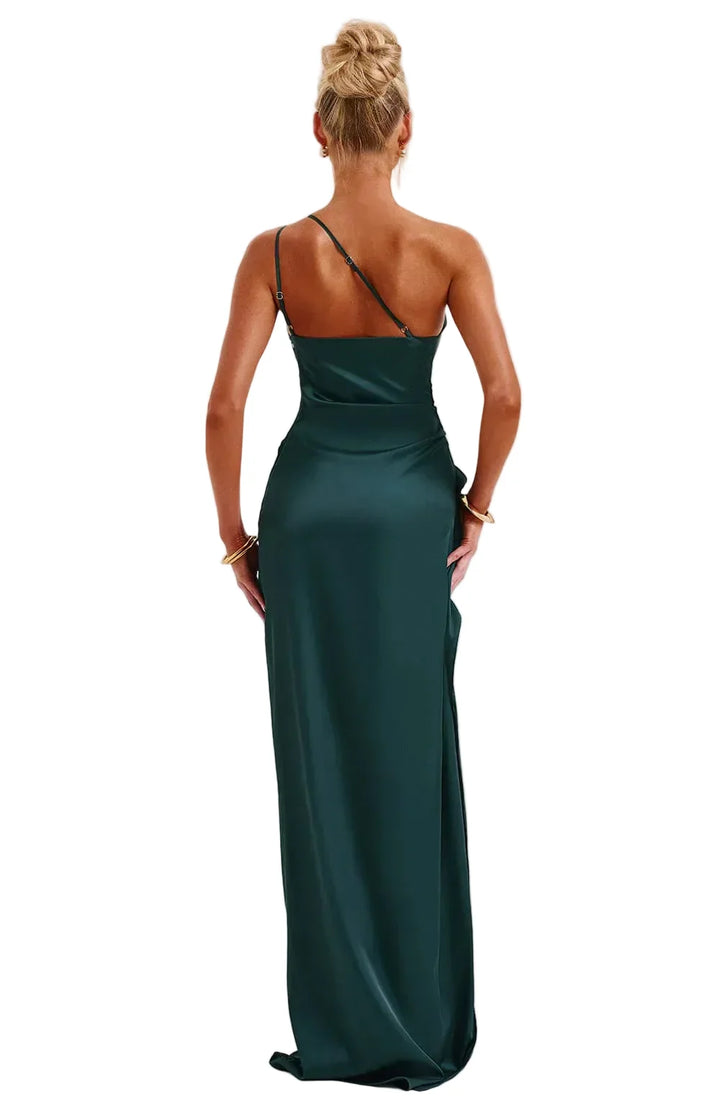 Damen Abendkleid, plissiertes Material, elegant fallend, mit Schlitz und stilvollem Schulterakzent.