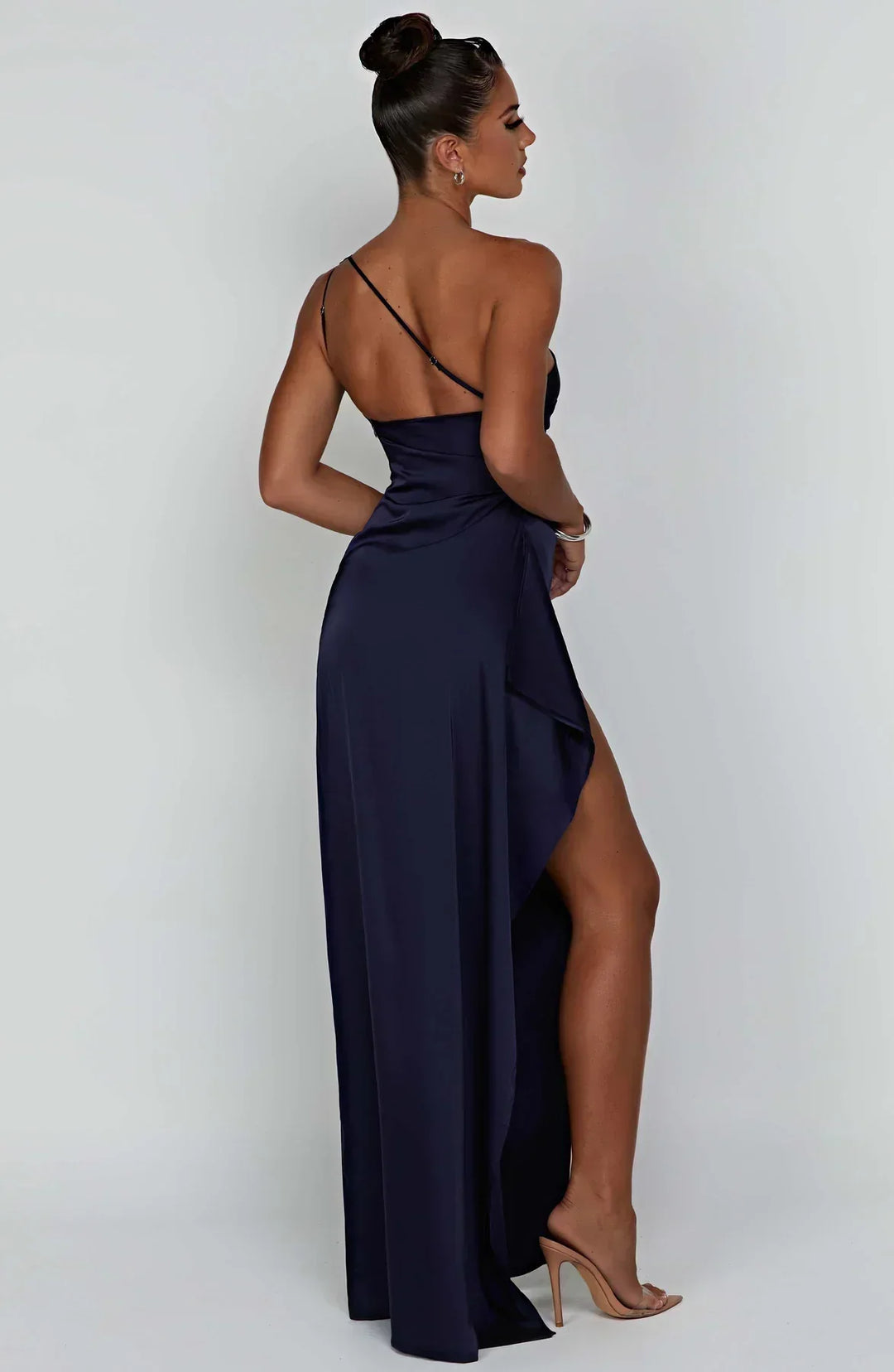 Beiges One-Shoulder Maxikleid, elegant und zeitlos, perfekt für festliche Abende.