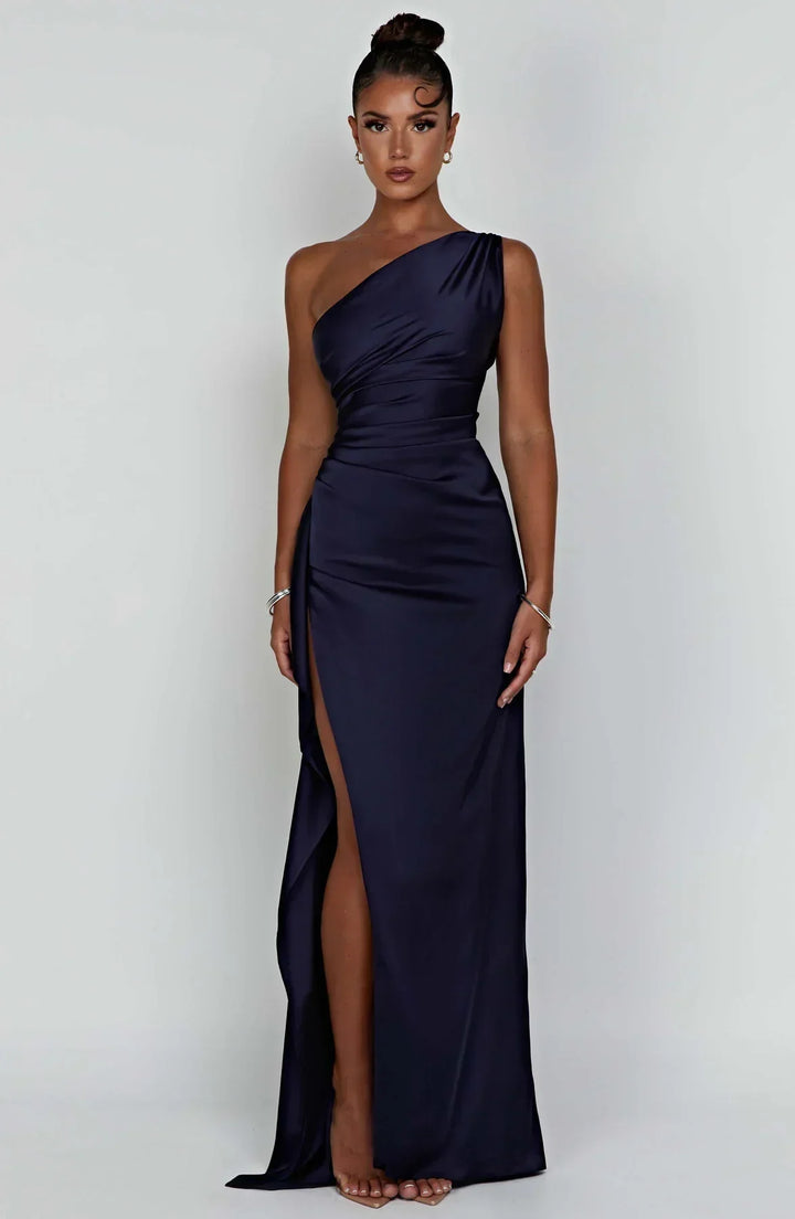 Detailansicht: Beiges One-Shoulder Maxikleid, elegantes Abendkleid mit seitlichem Schlitz.