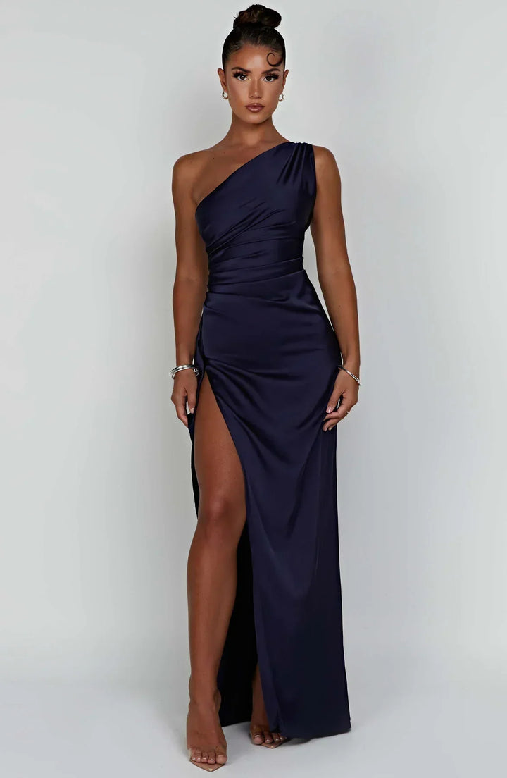 Schickes beiges Damenkleid, lang, One-Shoulder, mit Beinschlitz, ideal für schicke Events.