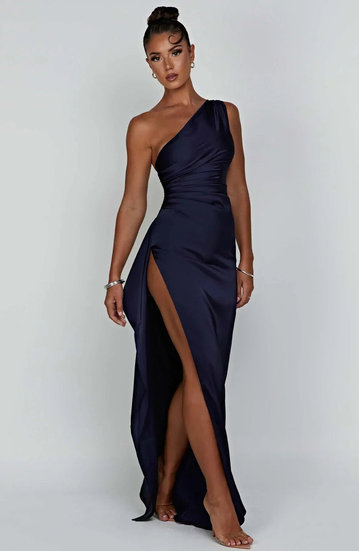Langes, dunkelblaues One-Shoulder Partykleid mit hohem Seitenschlitz, elegant und figurbetont.