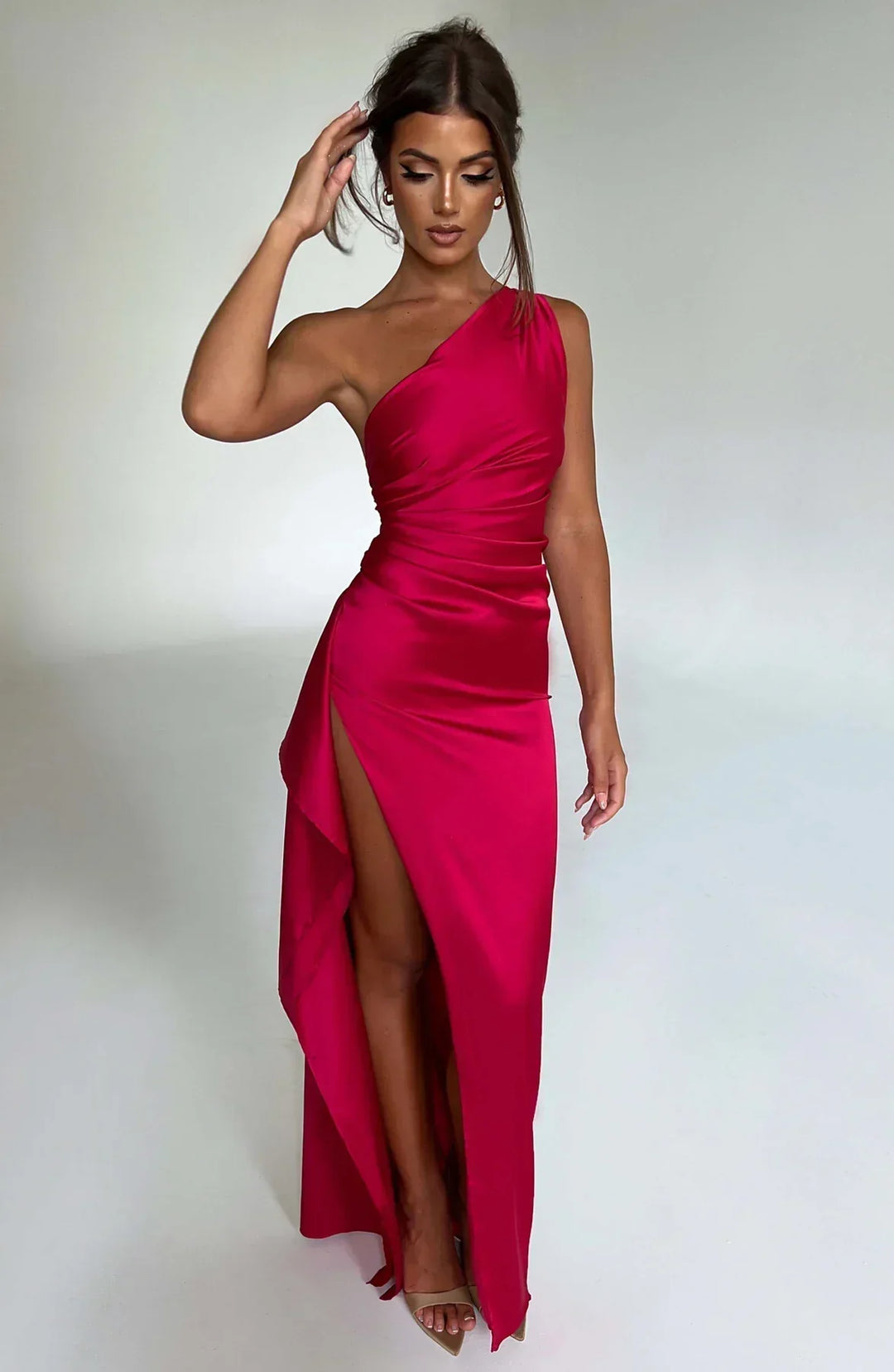 Langes, rotes One-Shoulder Partykleid mit hohem Seitenschlitz, elegant und figurbetont.