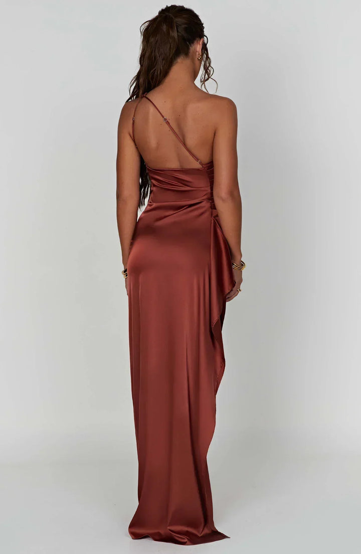 Zartes rosa Damenkleid, lang, One-Shoulder, mit Beinschlitz, perfekt für sommerliche Feste.