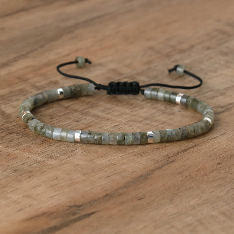 Naturstein-Armband Seraphina für Damen, geflochten, edel und verstellbar.
