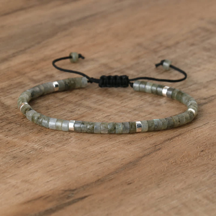 Naturstein-Armband Seraphina für Damen, geflochten, edel und verstellbar.