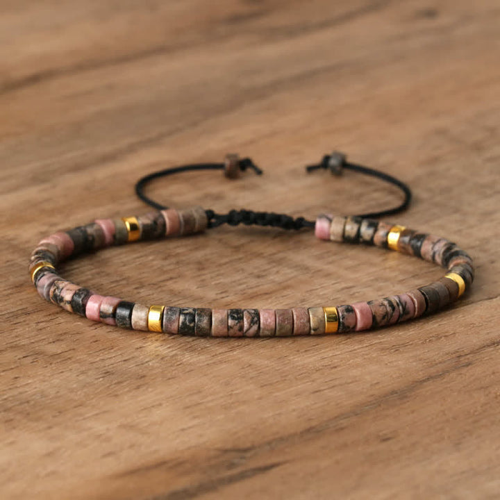 Damenarmband Seraphina aus Naturstein, geflochtene Eleganz, edles Schmuckstück.