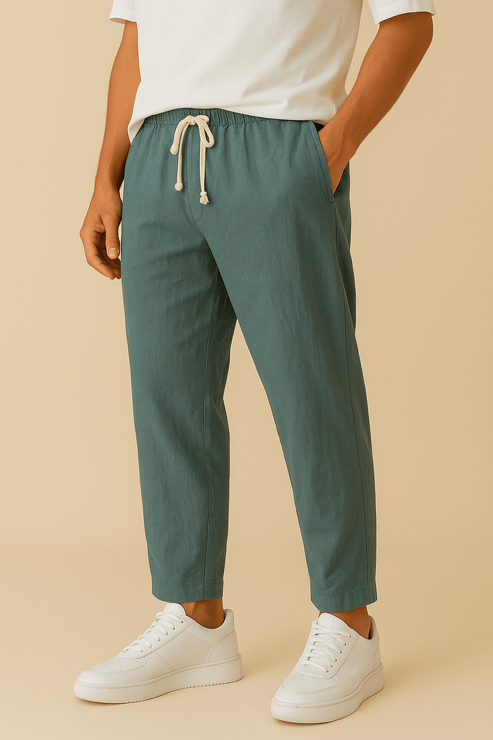 Detailansicht der Herren Sommerhose: Atmungsaktiver Stoff, elastischer Bund mit Kordelzug für optimalen Tragekomfort.
