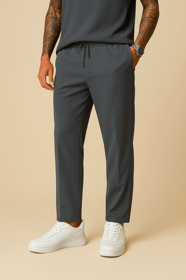 Herren weite Freizeithose in Schwarz mit elastischem Bund für modernen Urban-Stil und maximalen Komfort.