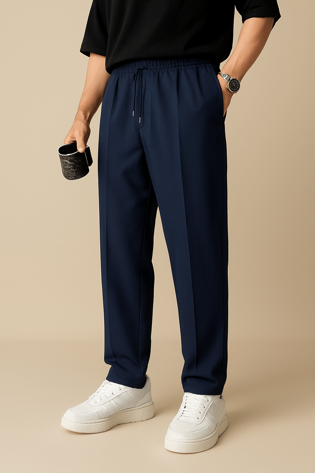 Bequeme schwarze Herren Chino mit Bundfalte, ideal als Freizeithose oder bürotaugliche Eleganz.