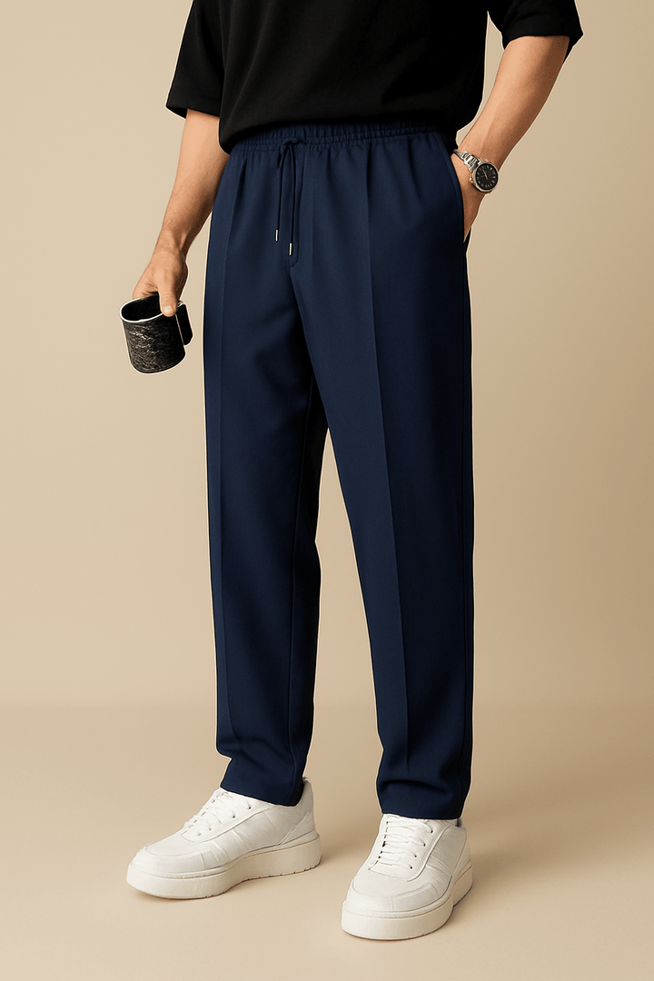 Bequeme schwarze Herren Chino mit Bundfalte, ideal als Freizeithose oder bürotaugliche Eleganz.