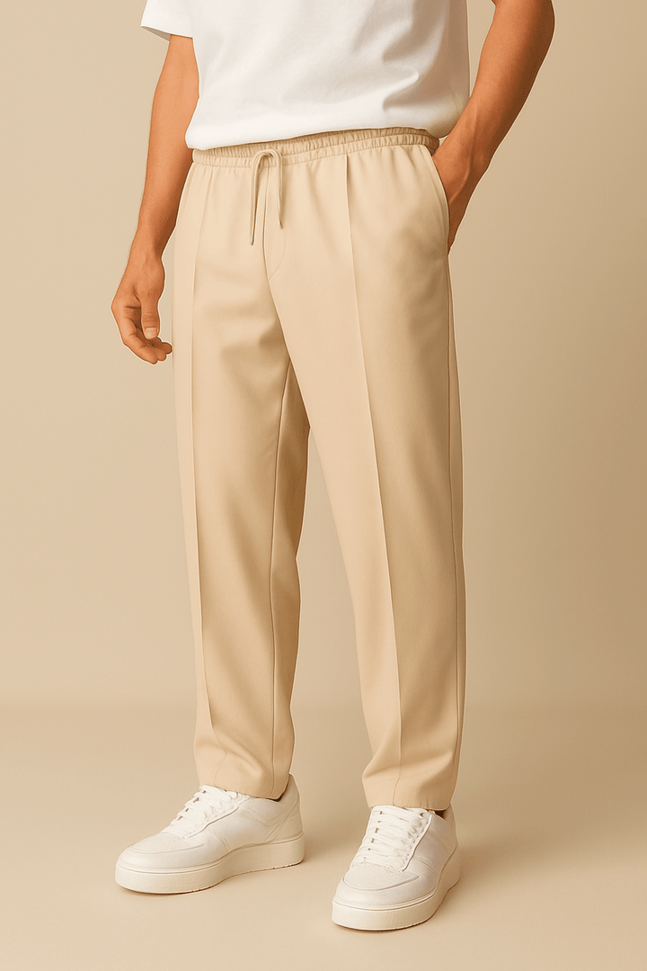 Elegante schwarze Herren Bundfalten-Chino mit Komfortbund, perfekte Kombination aus Stil & Bequemlichkeit.