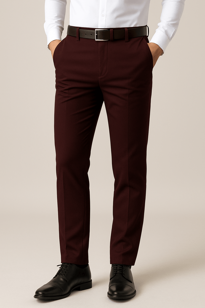 Mann trägt stilvolle Slim Fit Herrenhose, kombiniert für ein modernes Business oder Freizeit Outfit.