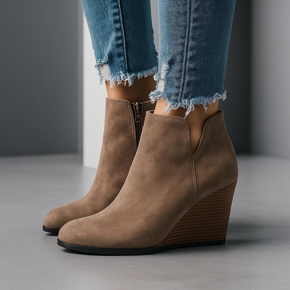 Braune Damen Stiefeletten mit Keilabsatz, bequeme Damenschuhe mit praktischem Seitenreißverschluss.