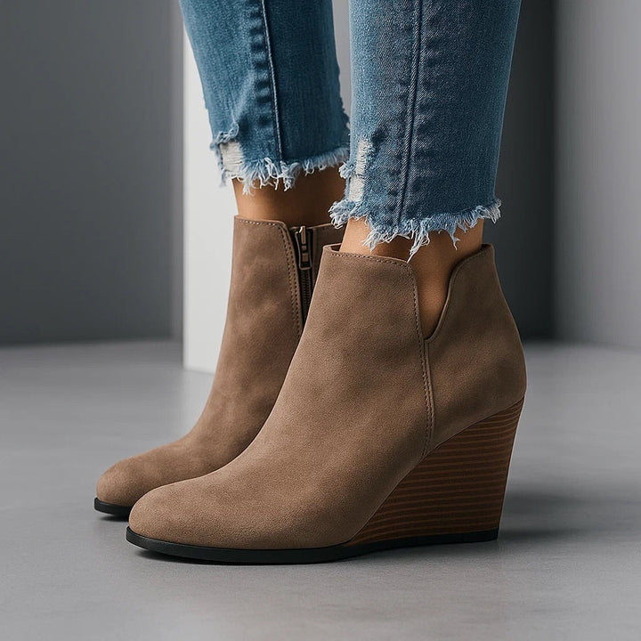 Braune Damen Stiefeletten mit Keilabsatz, bequeme Damenschuhe mit praktischem Seitenreißverschluss.