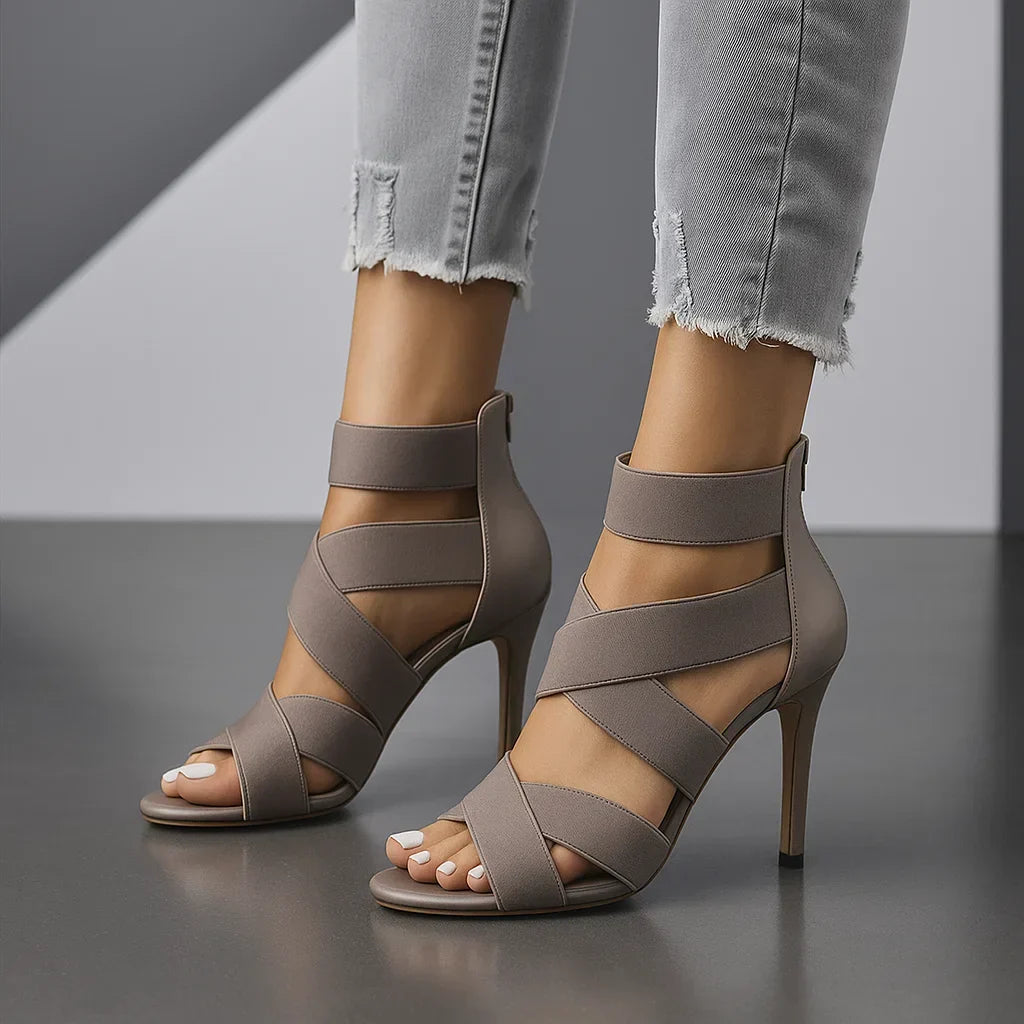 Klassische schwarze Damen Stiletto Pumps. Die Crossover-Riemen betonen das elegante Design dieser Komfortschuhe.