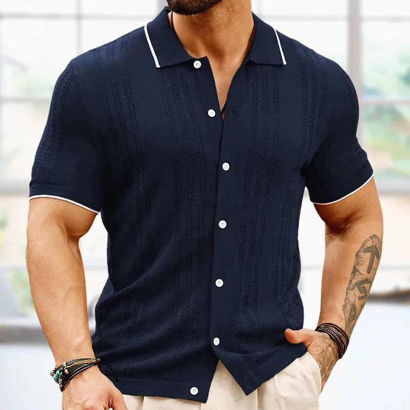 Klassisches Herren Strick-Polohemd mit Kurzarm für eleganten Smart Casual Sommer-Stil.