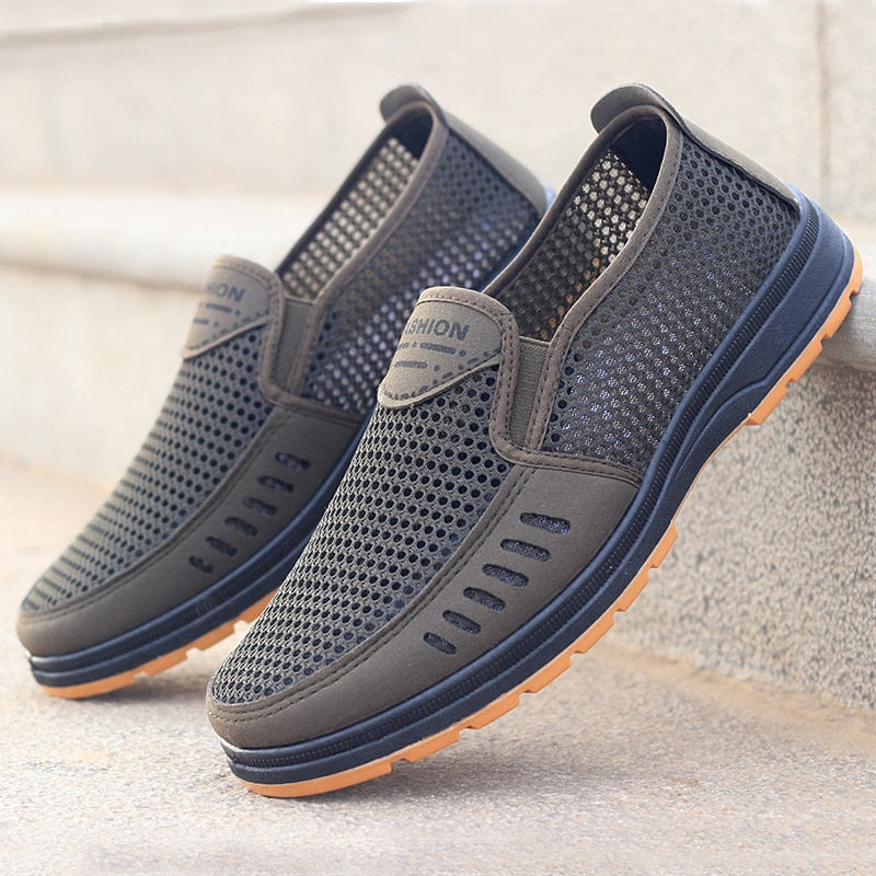 Nahaufnahme des atmungsaktiven Mesh-Obermaterials der Herren Noah Sneaker. Optimale Luftzirkulation für Sommer & Alltag.