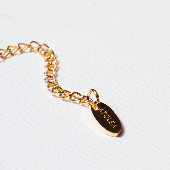 Goldene Figaro Fußkette elegant am Damenfuß getragen. Wasserfest & verstellbar, perfekt für Sommer-Looks.