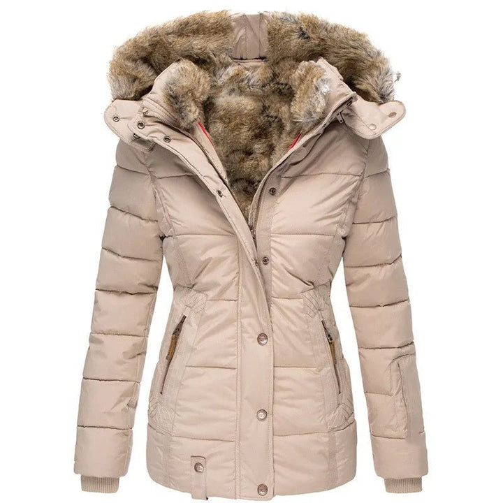 Stilvoller Damen Wintermantel, tailliert geschnitten, mit Kapuze für Wintermode & warme Winterbekleidung.