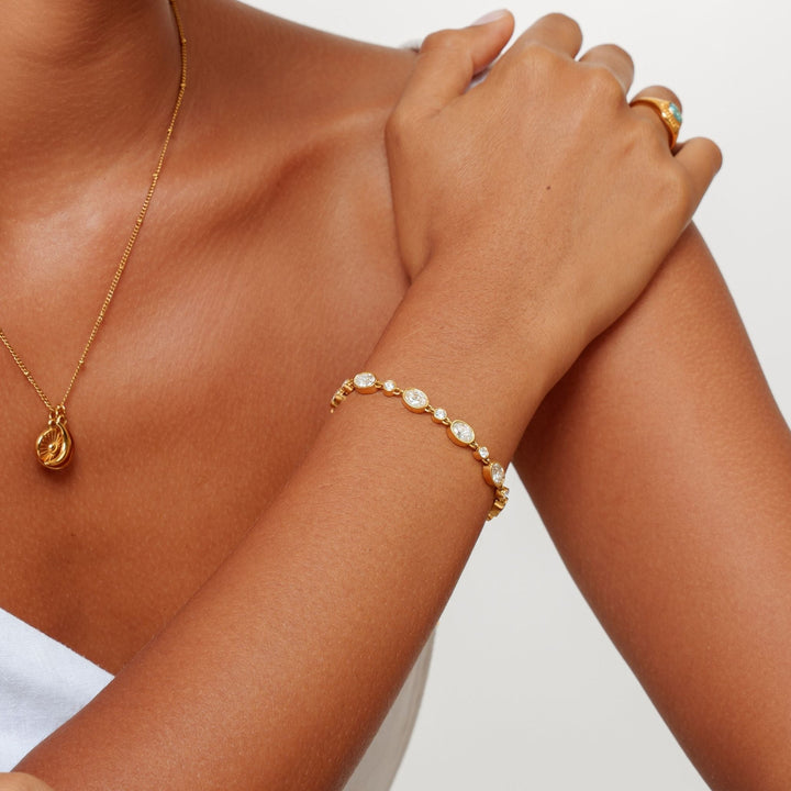 Nahaufnahme des filigranen Damen Goldarmbands mit präzise gesetzten funkelnden Zirkonsteinen. Elegant & modern.