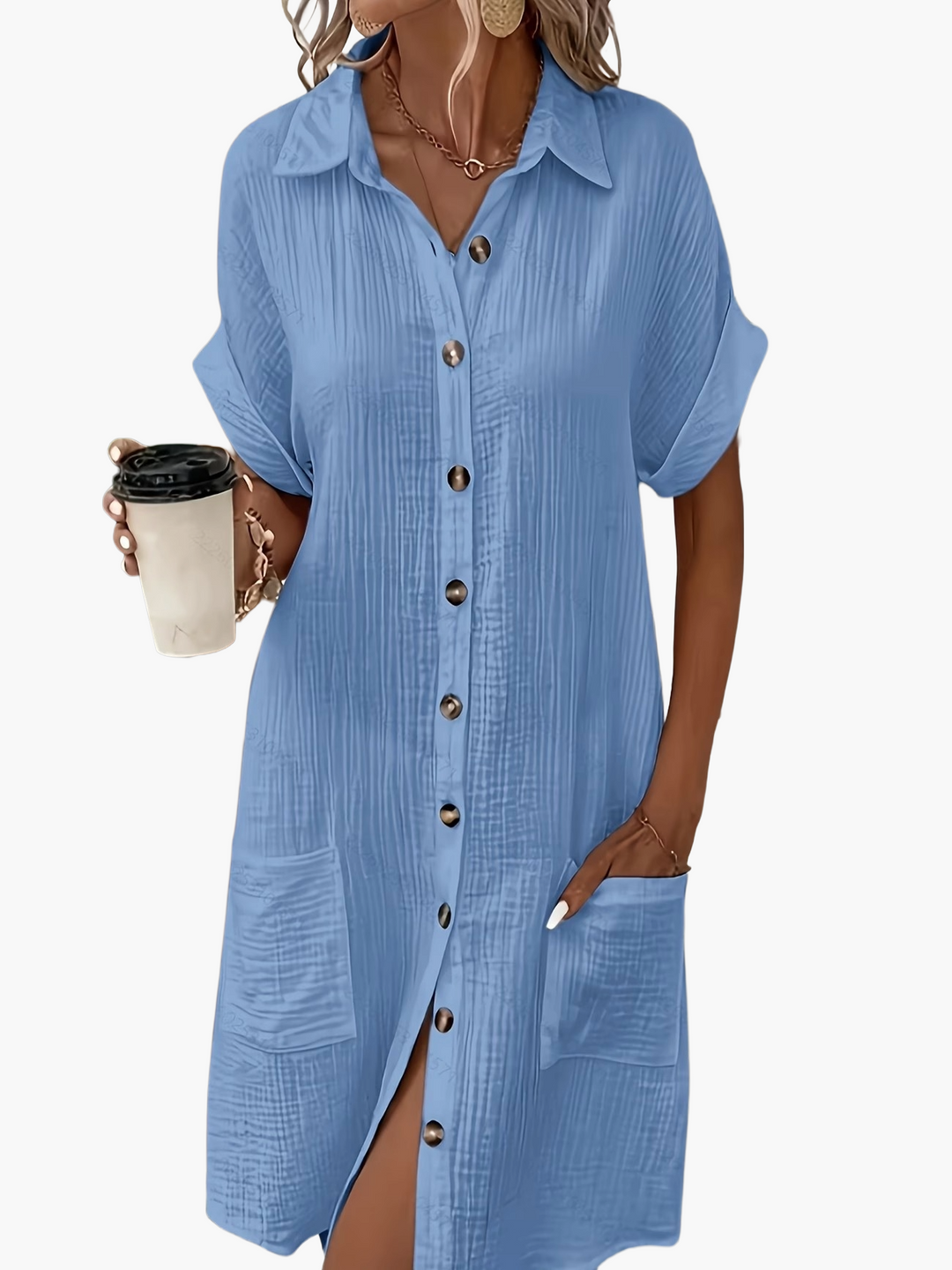 Rückenansicht des lässigen Damen Sommerkleides mit kurzen Ärmeln, zeigt entspannten Stil.