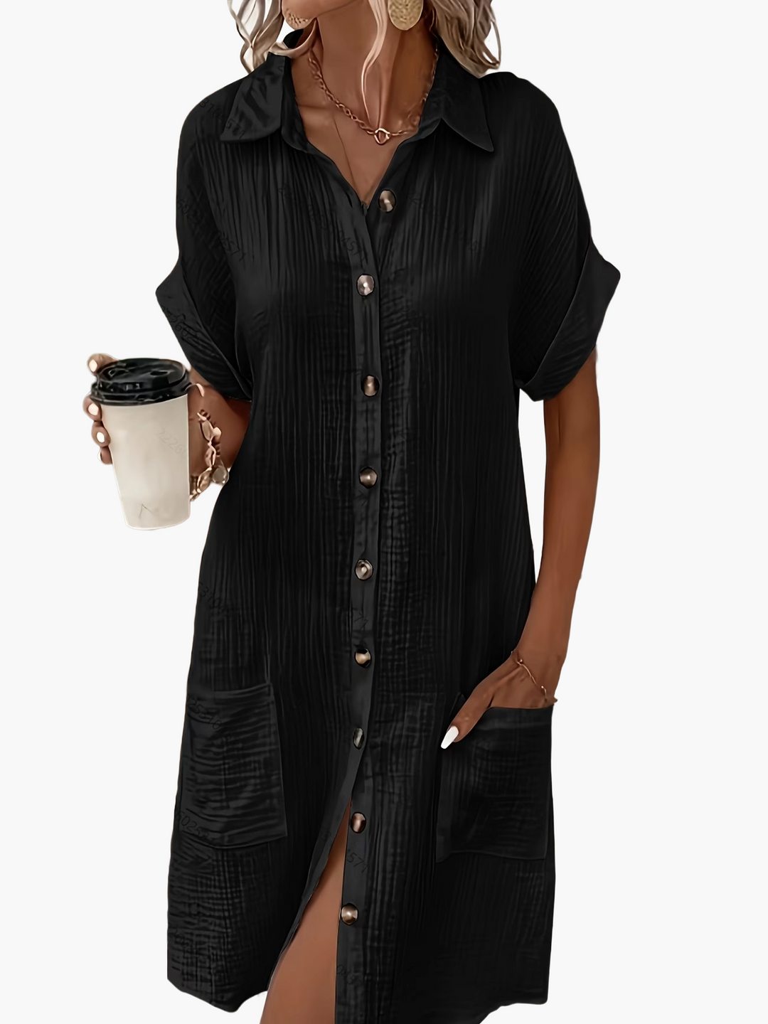 Damen Hemdkleid in Bewegung, zeigt fließenden Stoff, Knopfleiste und sommerlichen Stil.