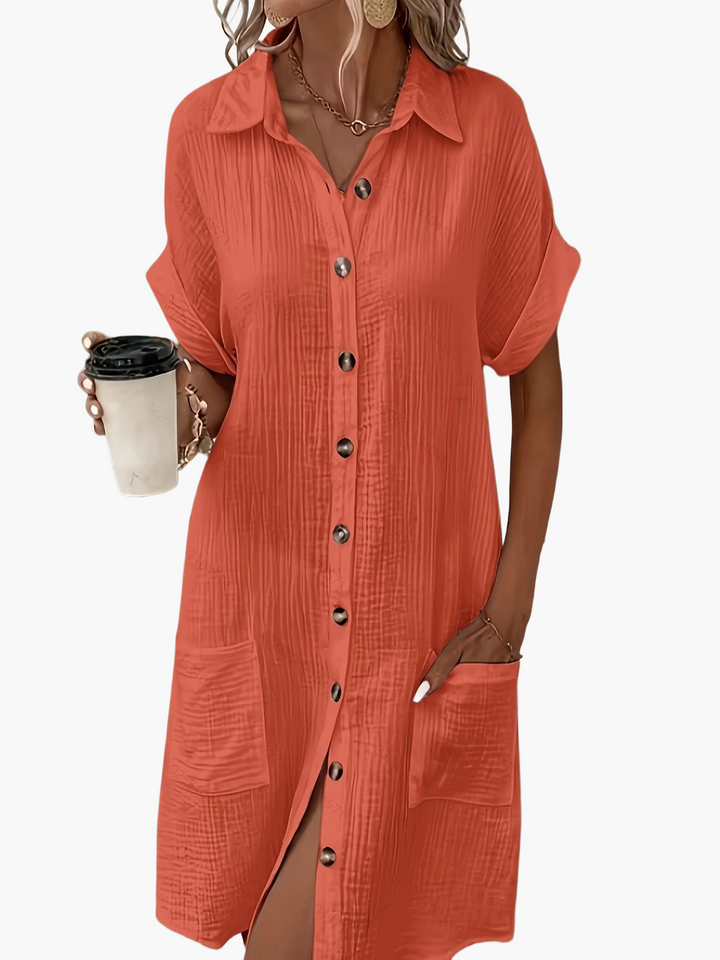 Frontale Ansicht: Stilvolles Damen Hemdkleid für den Sommer mit Knopfleiste und Kurzarm.