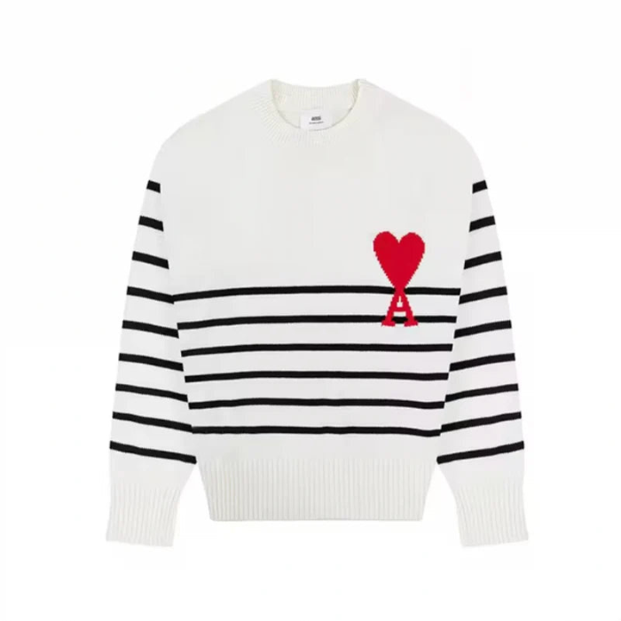 Nahaufnahme vom Herz- und Buchstabenprint auf dem Damen Strickpullover. Lockere Passform, Rundhals, stilvoller Freizeitlook.