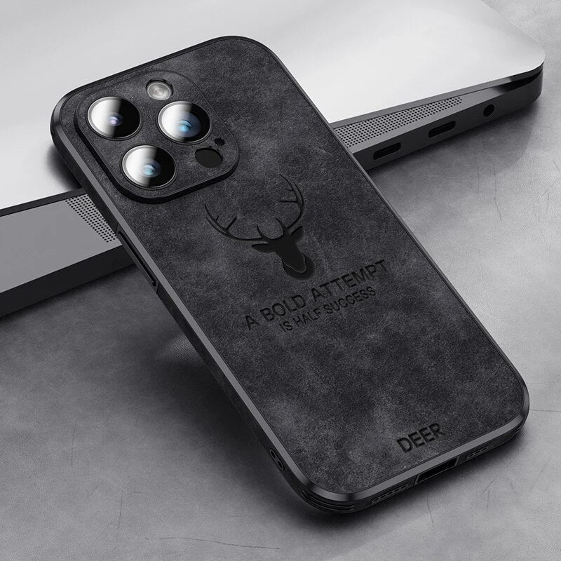 Schwarze Wildleder iPhone Handyhülle, premium Schutz für Kamera und Gerät, schlankes Profil.