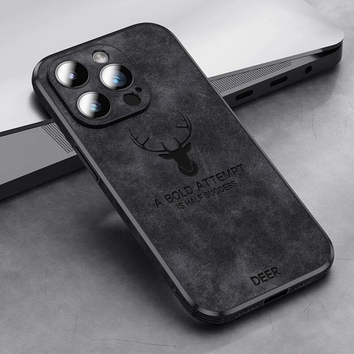 Schwarze Wildleder iPhone Handyhülle, premium Schutz für Kamera und Gerät, schlankes Profil.