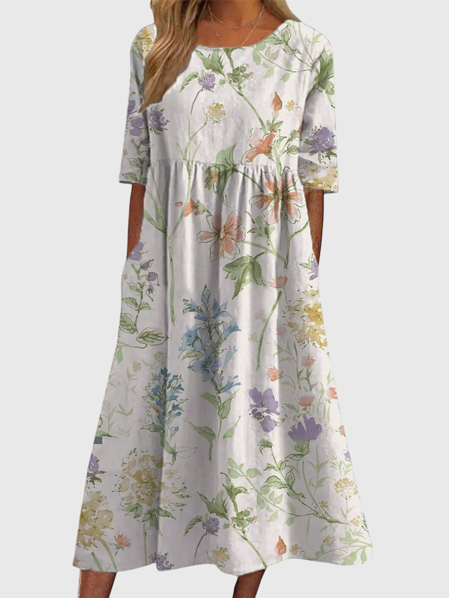 Nahaufnahme des fließenden Stoffes am eleganten Damen Maxikleid, zeigt die schmeichelhafte Silhouette.