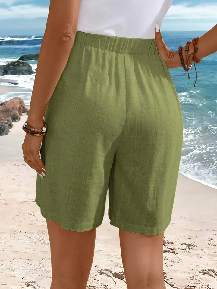 Modische grüne Damenshorts mit Seitenknöpfen, ideal für Freizeit und Sommeraktivitäten.