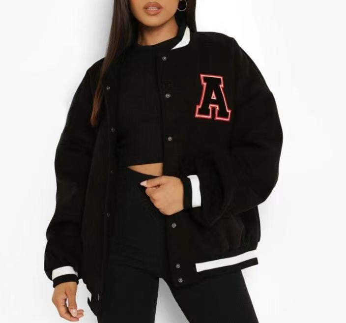 Detailansicht der Damen Baseballjacke mit markantem Letter-Print, Reverskragen und Knopfleiste.