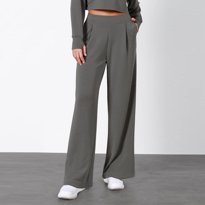 Marineblaue Damen Hose mit hohem Bund und geradem Bein. Moderne Eleganz, ideal für Büro oder schicke Freizeit-Outfits.