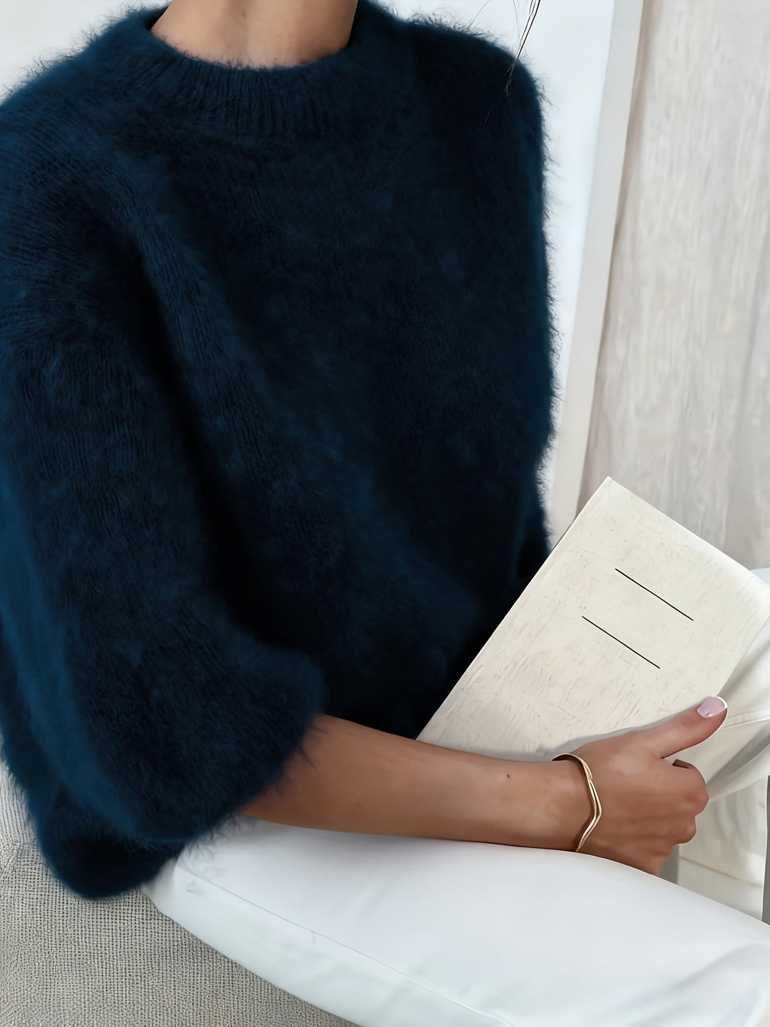Weicher flauschiger Damen Pullover mit Rundhals, luxuriös und bequem für kalte Tage und entspannte Looks.