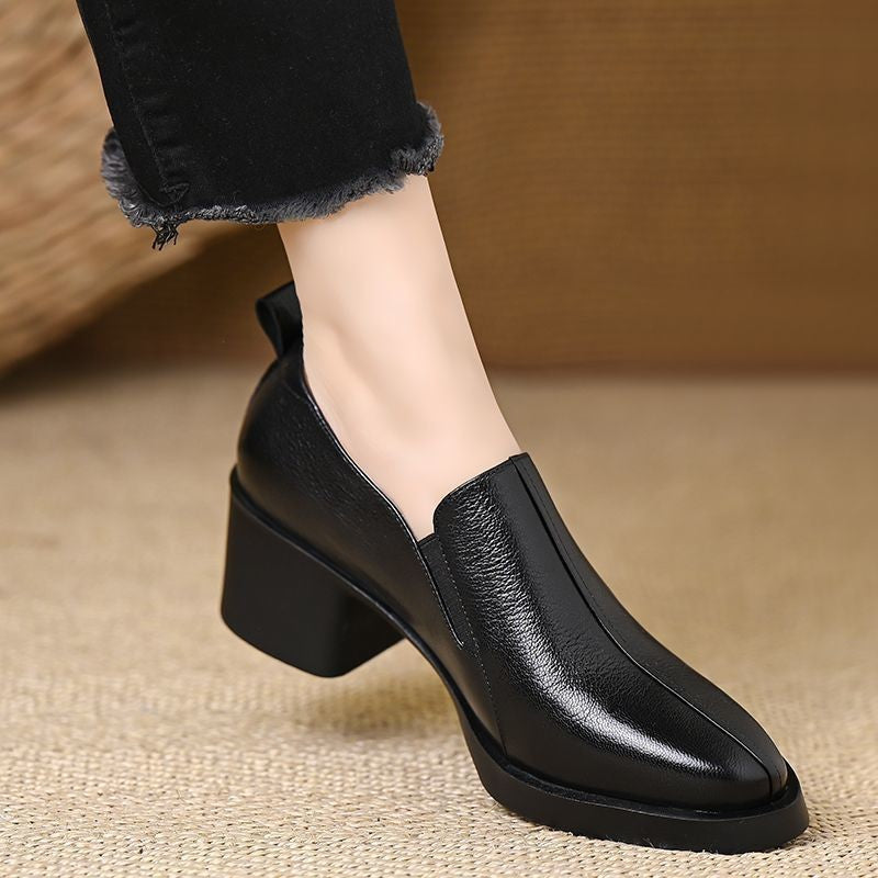 Komfortable Damen-Schlupfschuhe mit Blockabsatz & eckiger Spitze. Schwarze Pumps mit leichtem Plateau.