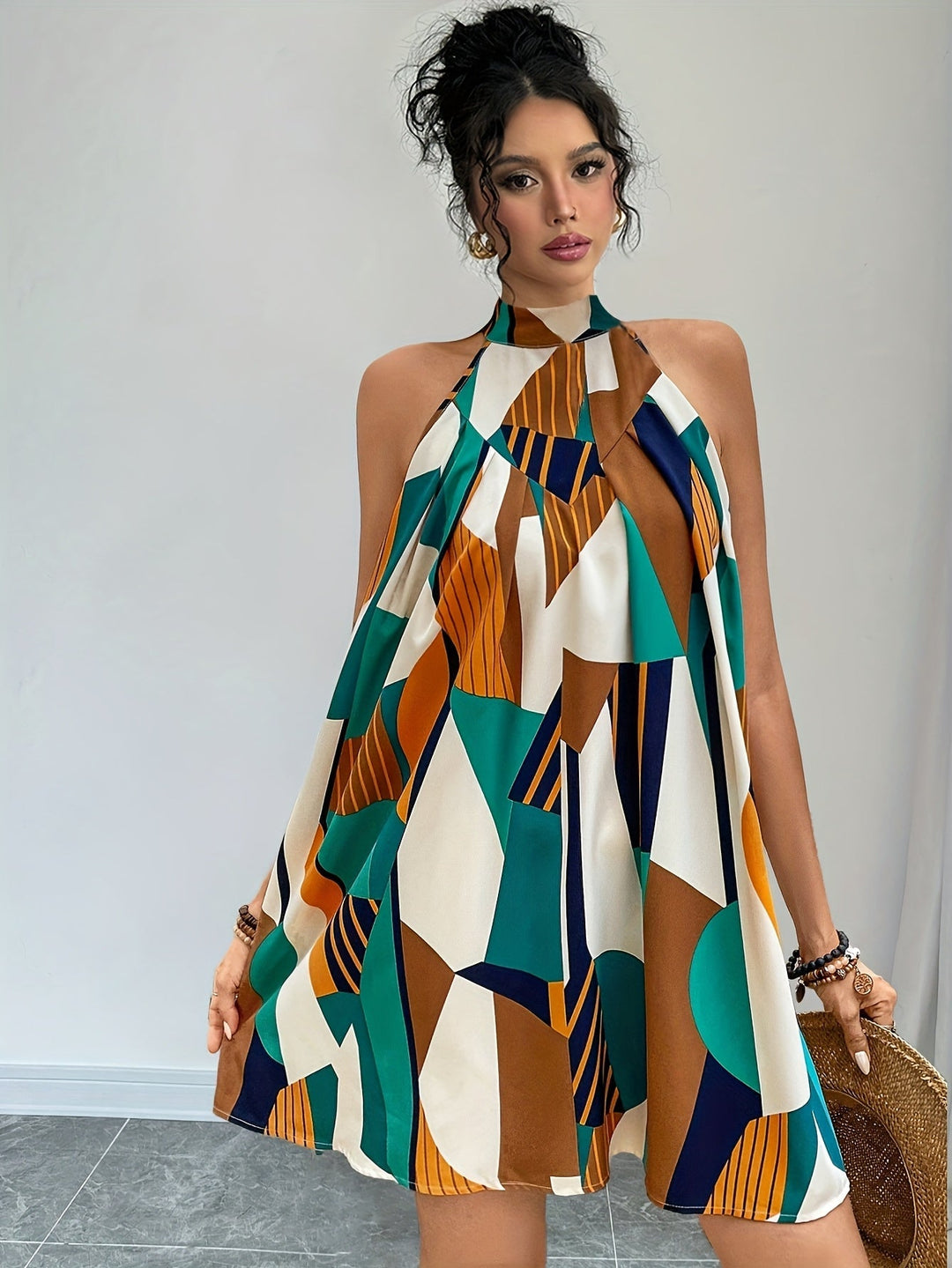 Grünes ärmelloses A-Linien Damenkleid mit modernem Muster. Ideal als stilvolles Freizeitkleid im Sommer.