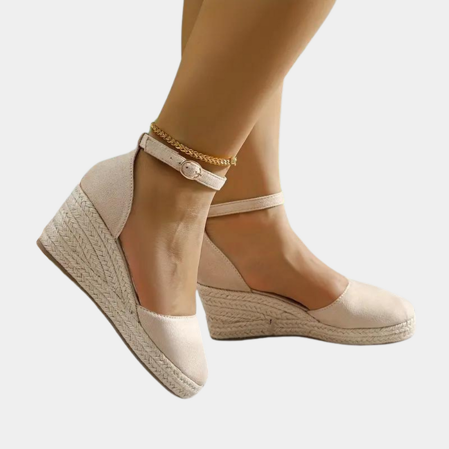 Bequeme Damen-Wedges Alina mit Keilabsatz und verstellbarem Riemen. Perfekt für Sommer & Alltag.