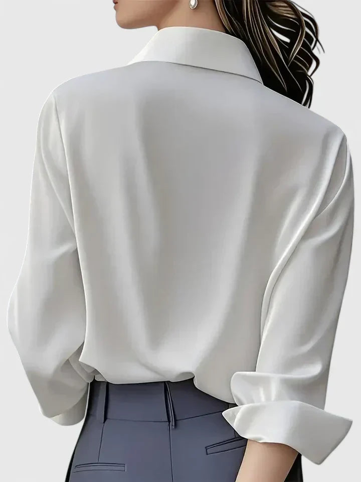 Zeitloses Damen Langarmtop in klassischem Weiß, ein Must-have für jede Garderobe. Elegant und vielseitig.