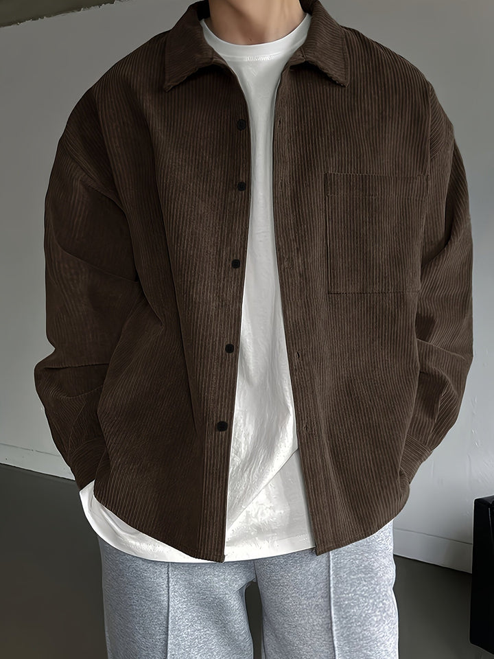 Lockeres Herrenhemd im Oversized Streetwear Stil; bequemes Freizeithemd für junge Männer.