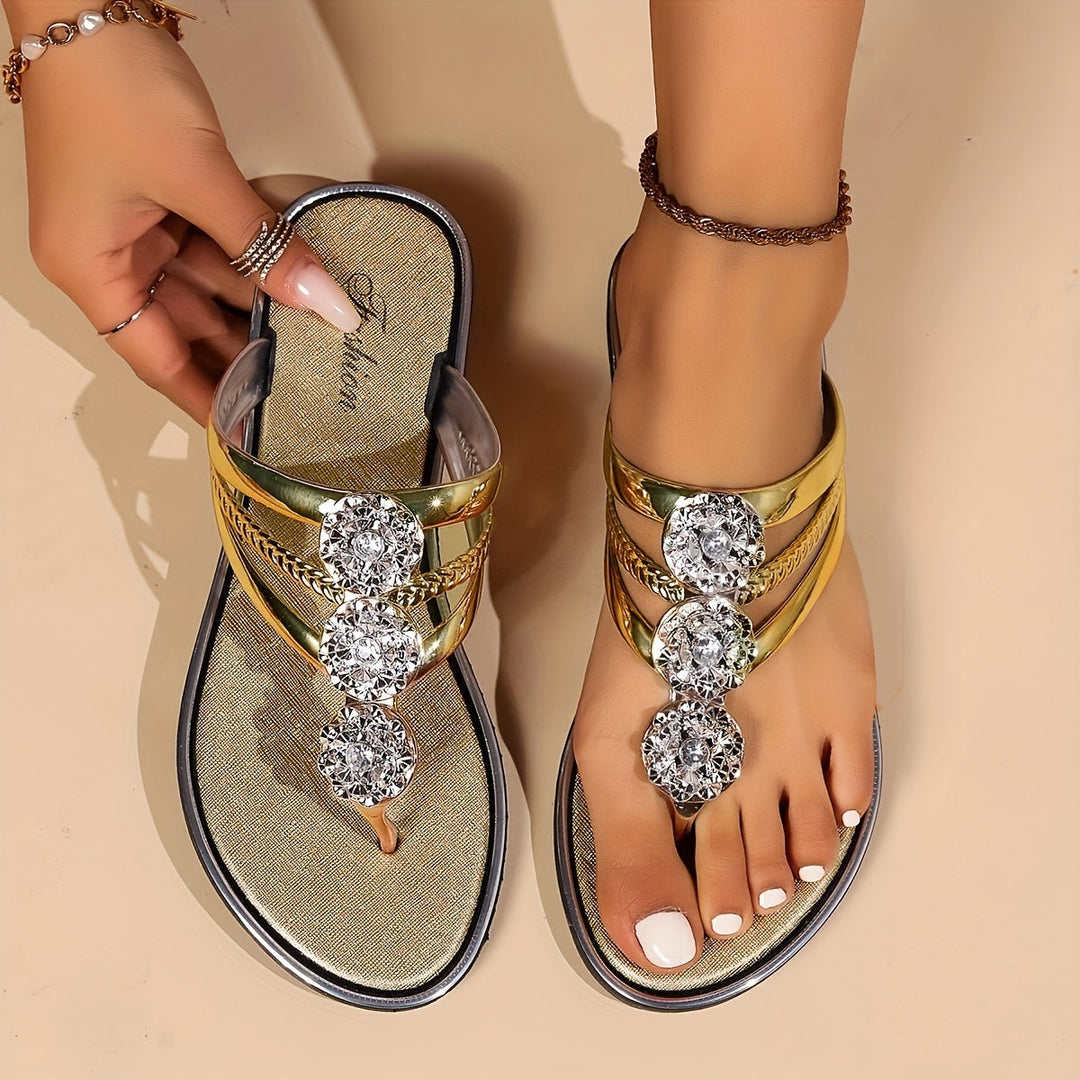 Getragene Damen Glitzer Sandalen mit glänzenden Strassdetails. Perfekte Sommersandalen für Abende.