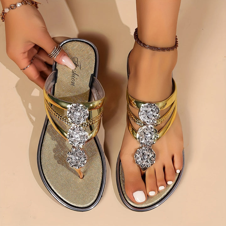 Getragene Damen Glitzer Sandalen mit glänzenden Strassdetails. Perfekte Sommersandalen für Abende.