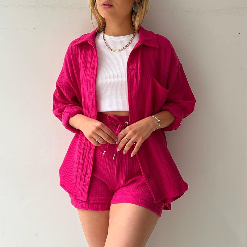 Bequemes Damen Freizeit-Set in 3 Teilen: Crop-Top, Shorts und stilvolles Hemd für den Urlaub.