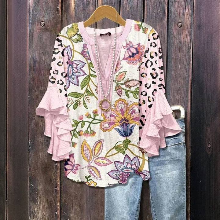 Sommerliche Damenbluse mit floralem Muster, eleganten Rüschenärmeln. Modisches Oberteil für Freizeit.