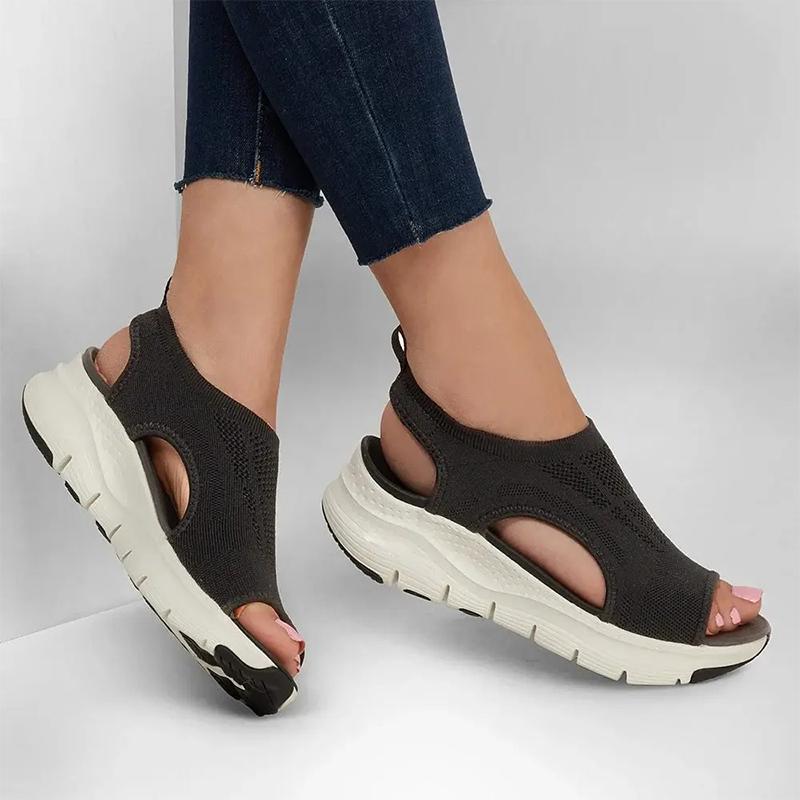 Braune Alltags- & Reisesandalen für Damen. Bequeme Schlupfschuhe mit Fußgewölbestütze, rutschfest.