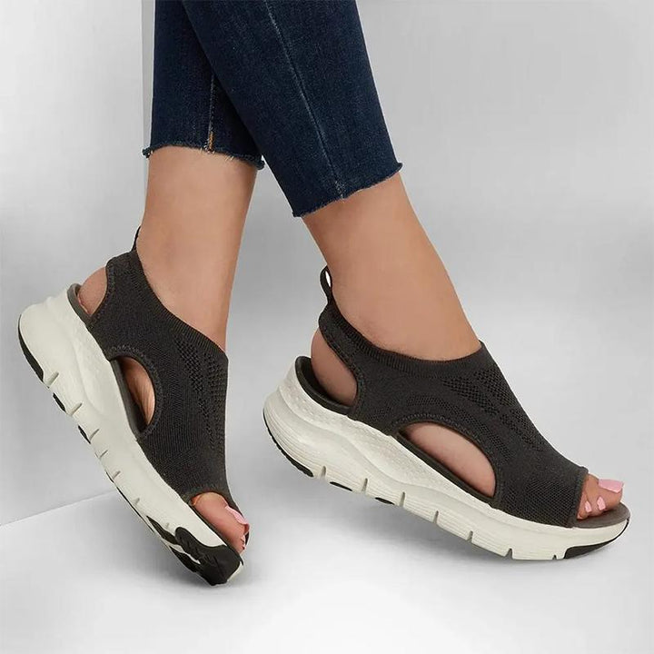 Braune Alltags- & Reisesandalen für Damen. Bequeme Schlupfschuhe mit Fußgewölbestütze, rutschfest.